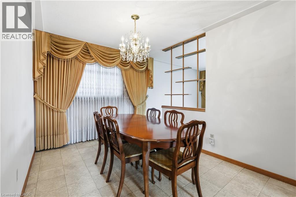 7 Duchess Court, Hamilton, ON - Indoor Photo Showing Dining Room