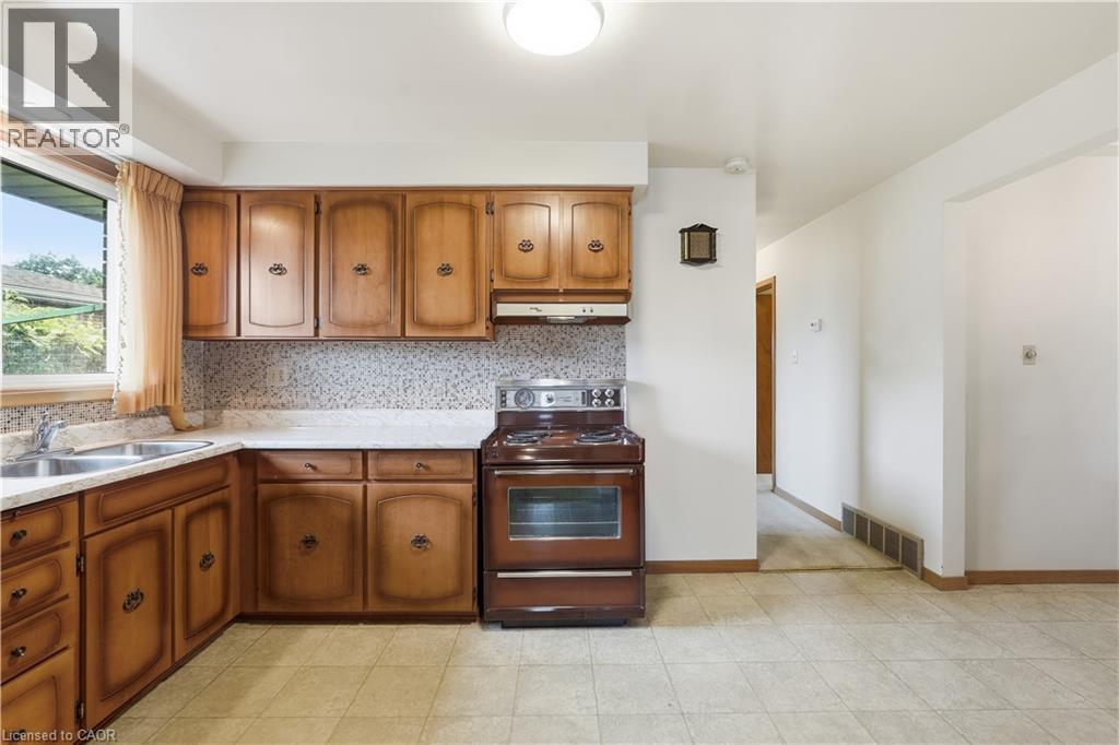 7 Duchess Court, Hamilton, ON - Indoor Photo Showing Kitchen With Double Sink