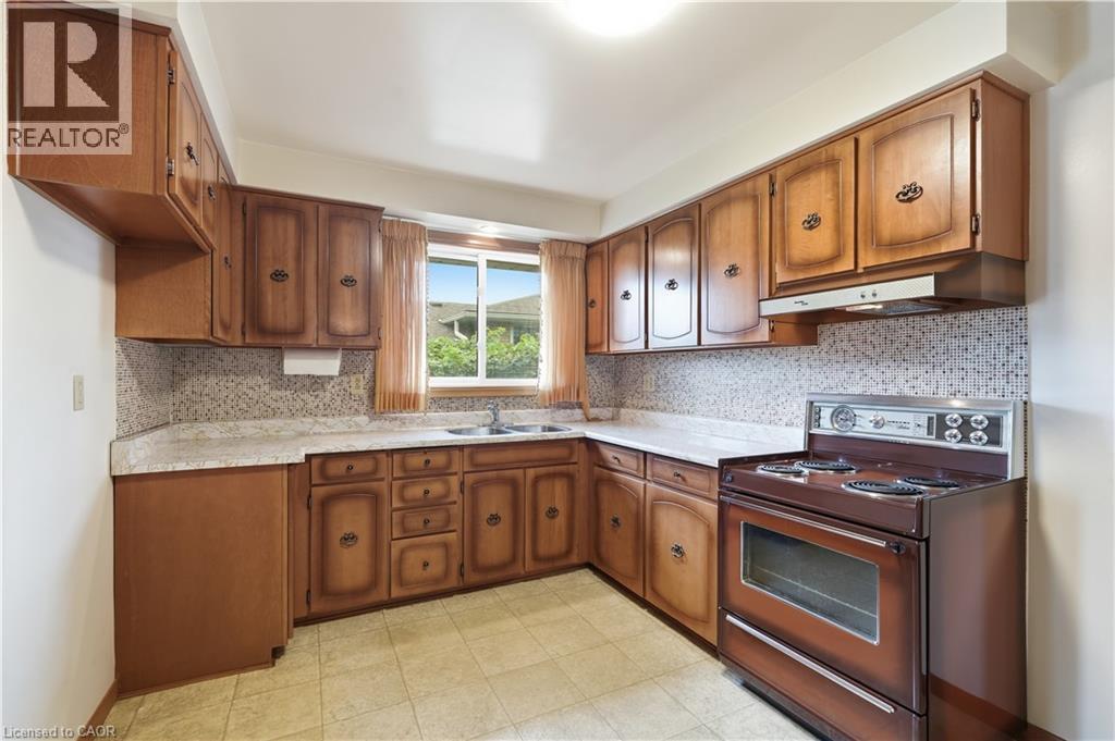 7 Duchess Court, Hamilton, ON - Indoor Photo Showing Kitchen With Double Sink