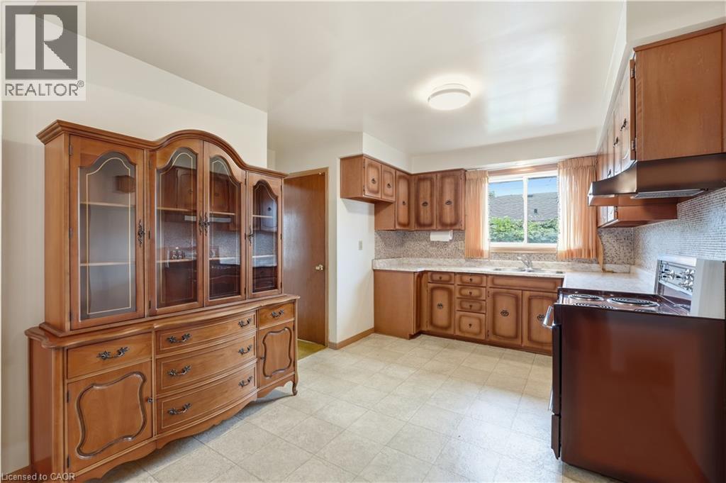 7 Duchess Court, Hamilton, ON - Indoor Photo Showing Kitchen