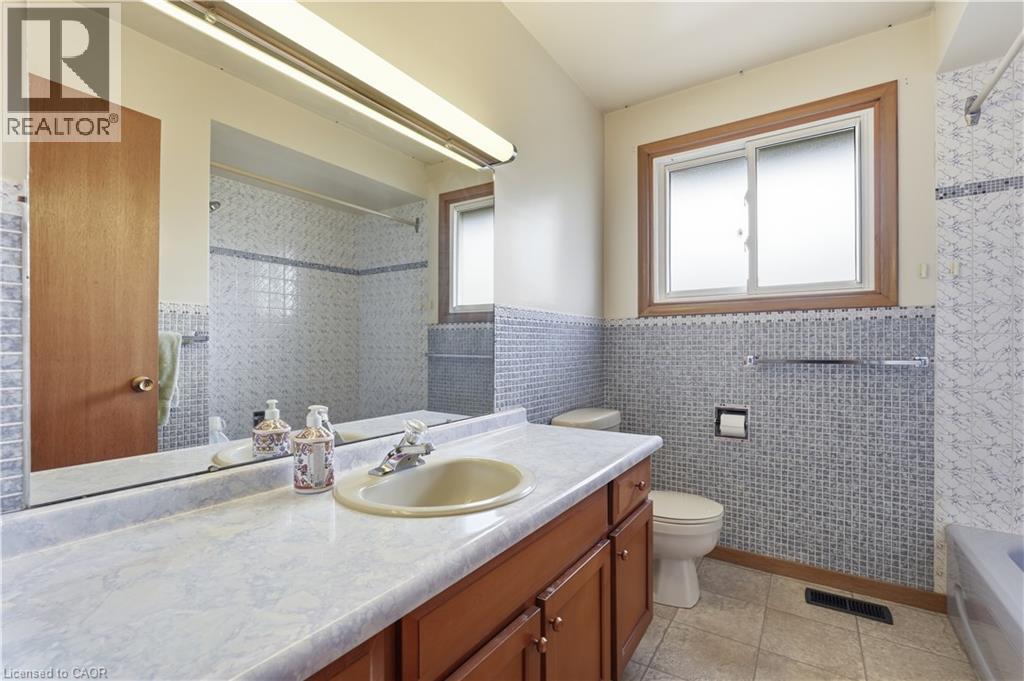 7 Duchess Court, Hamilton, ON - Indoor Photo Showing Bathroom