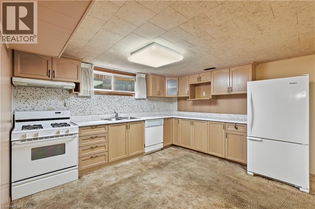 7 Duchess Court, Hamilton, ON - Indoor Photo Showing Kitchen With Double Sink