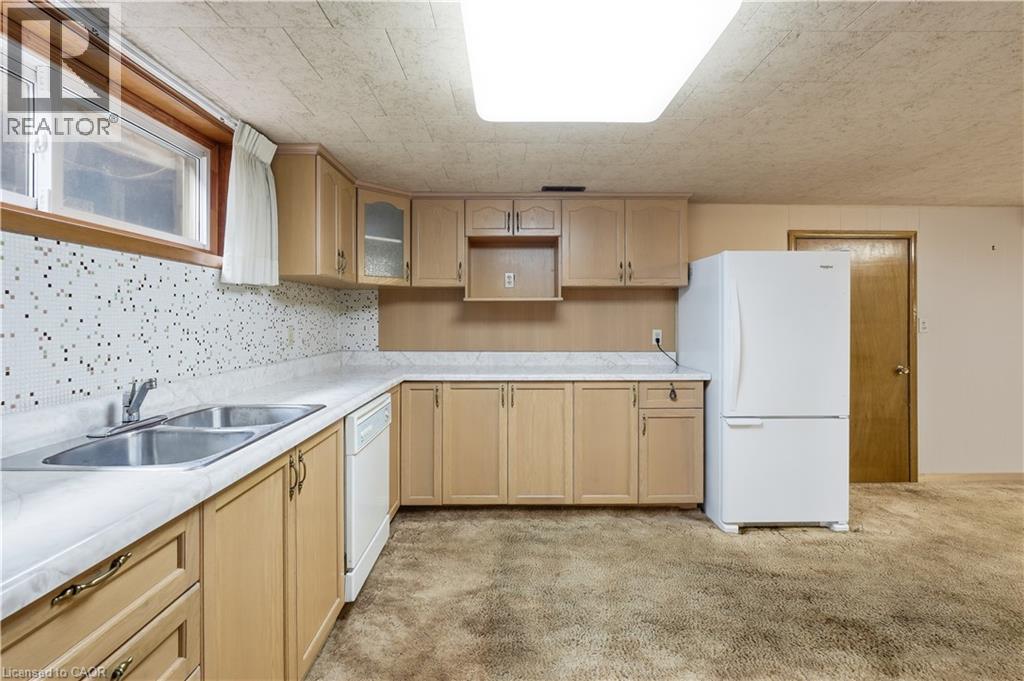 7 Duchess Court, Hamilton, ON - Indoor Photo Showing Kitchen With Double Sink