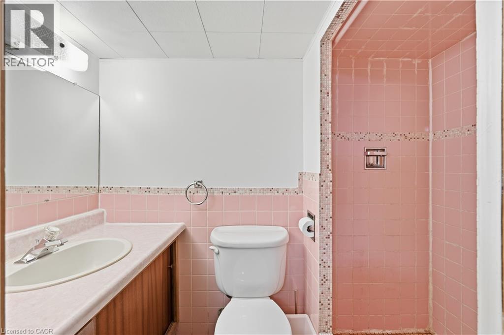 7 Duchess Court, Hamilton, ON - Indoor Photo Showing Bathroom