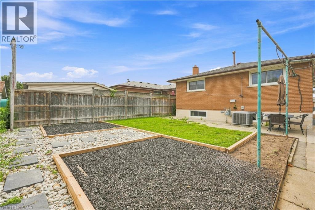 7 Duchess Court, Hamilton, ON - Outdoor