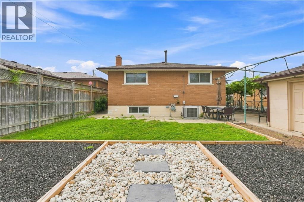 7 Duchess Court, Hamilton, ON - Outdoor