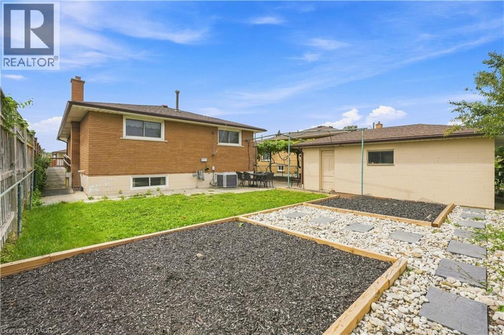 7 Duchess Court, Hamilton, ON - Outdoor
