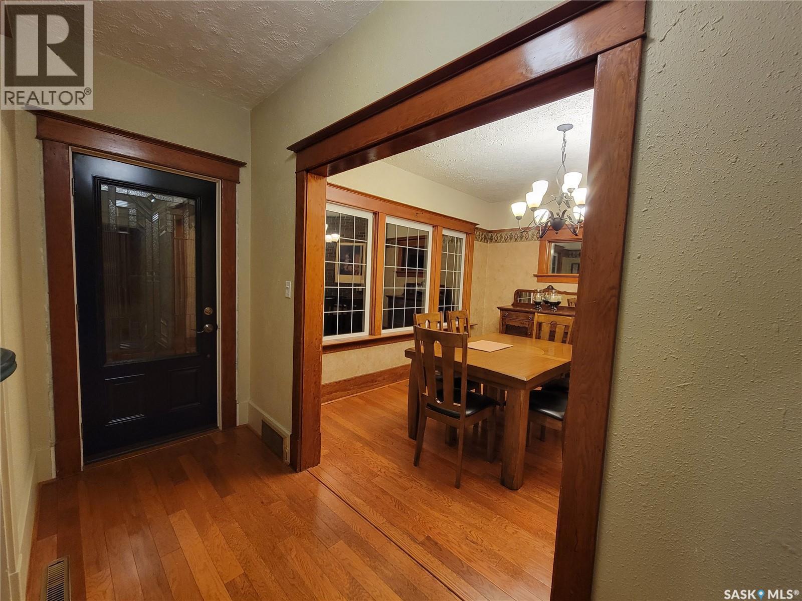 560 4Th Avenue E, Unity, SK - Indoor