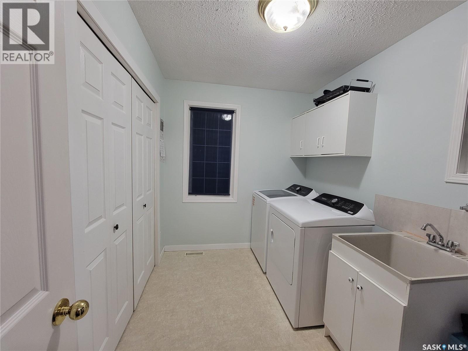 560 4Th Avenue E, Unity, SK - Indoor Photo Showing Laundry Room