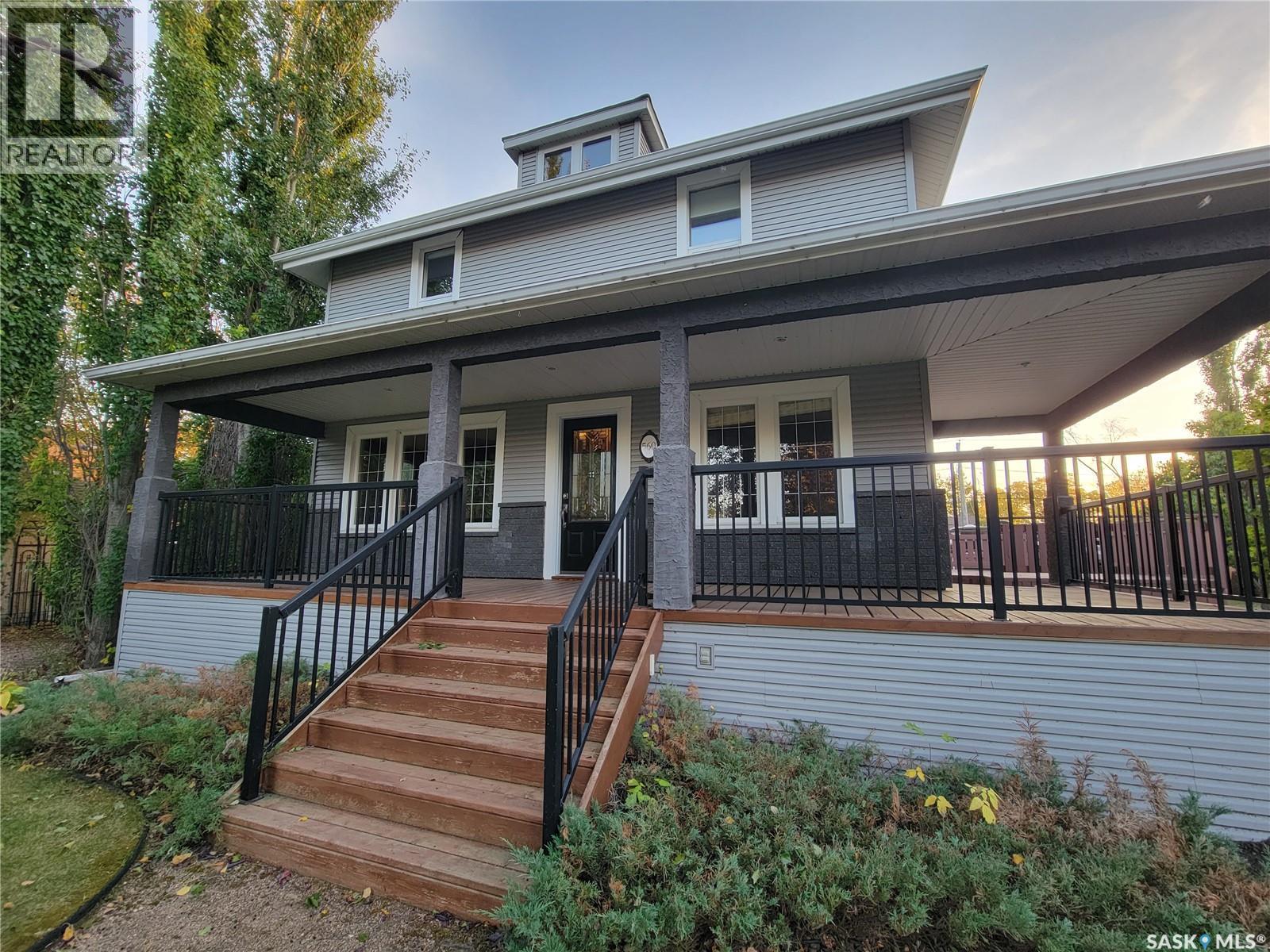 560 4Th Avenue E, Unity, SK - Outdoor With Deck Patio Veranda