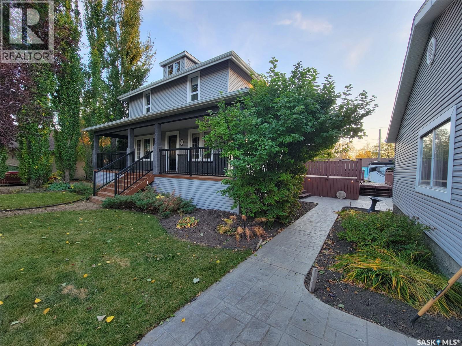 560 4Th Avenue E, Unity, SK - Outdoor With Deck Patio Veranda