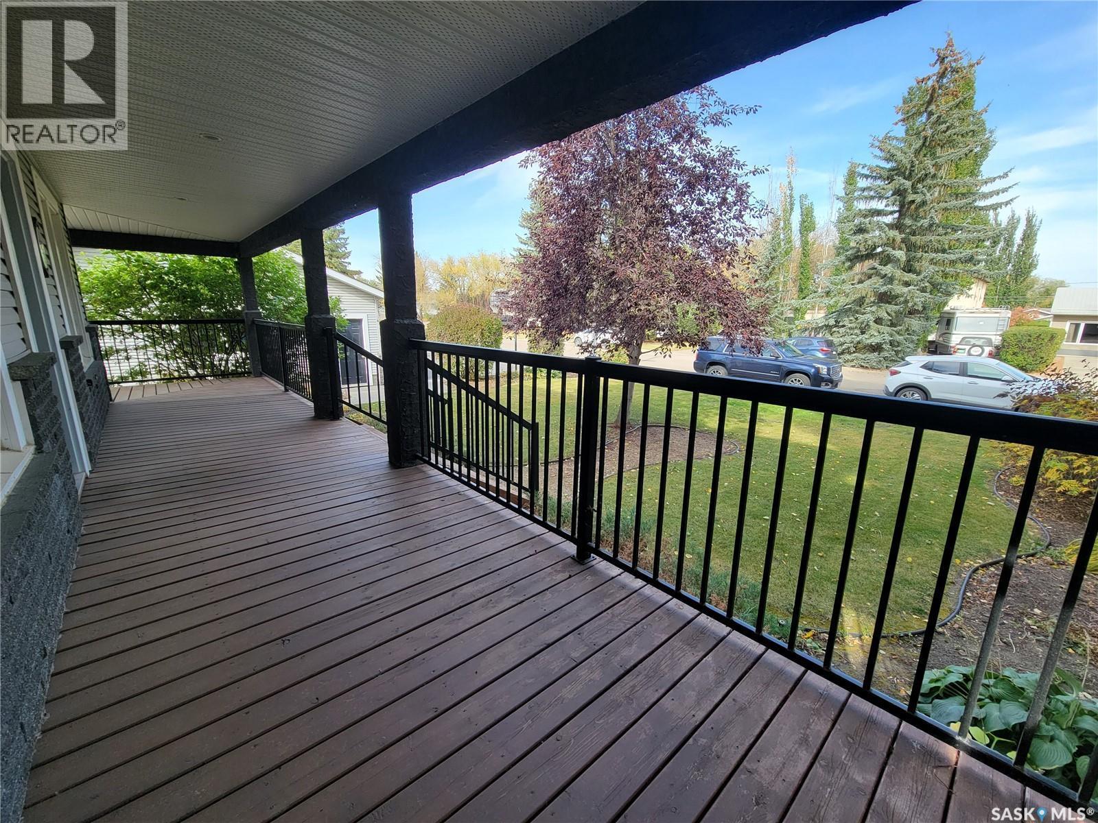 560 4Th Avenue E, Unity, SK - Outdoor With Deck Patio Veranda With Exterior