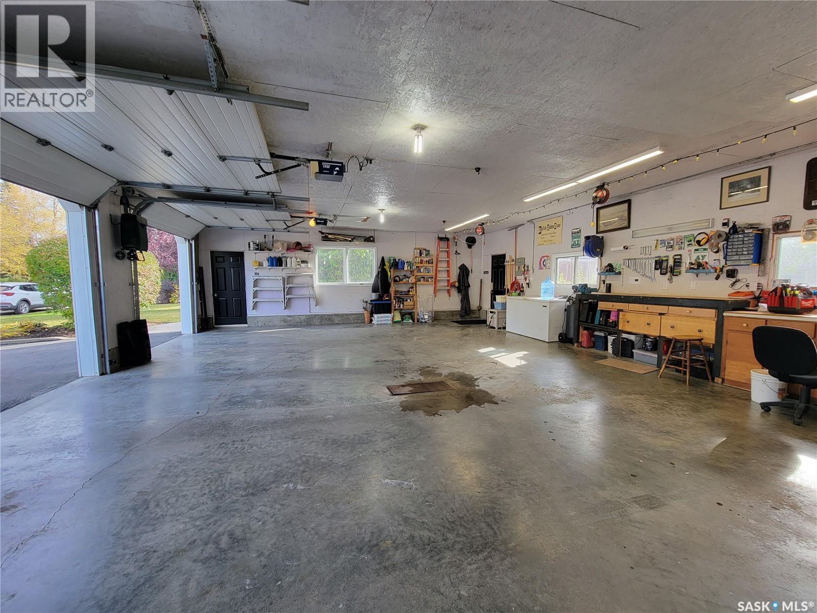 560 4Th Avenue E, Unity, SK - Indoor Photo Showing Garage