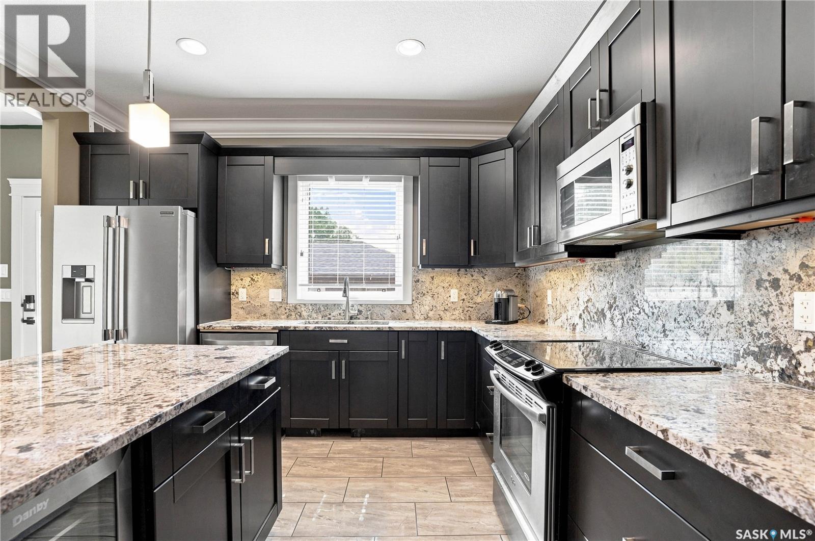 321 110Th Street W, Saskatoon, SK - Indoor Photo Showing Kitchen With Upgraded Kitchen