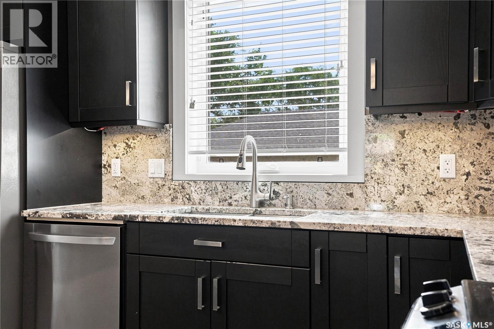 321 110Th Street W, Saskatoon, SK - Indoor Photo Showing Kitchen With Upgraded Kitchen