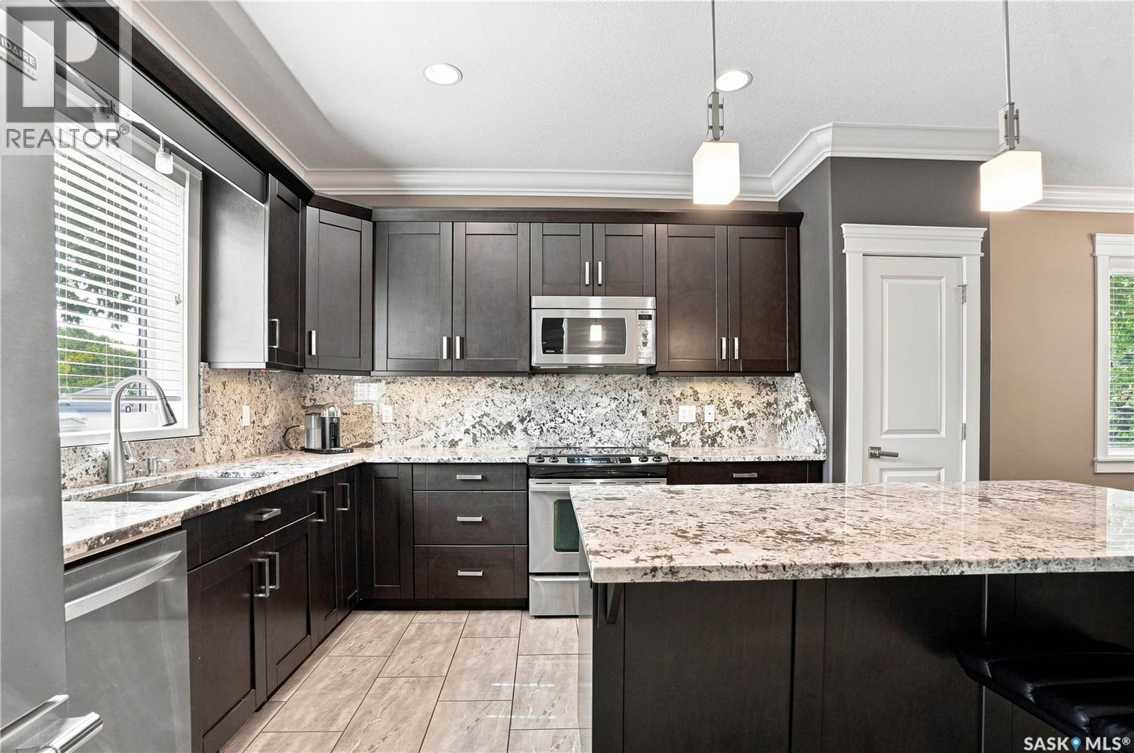 321 110Th Street W, Saskatoon, SK - Indoor Photo Showing Kitchen With Double Sink With Upgraded Kitchen