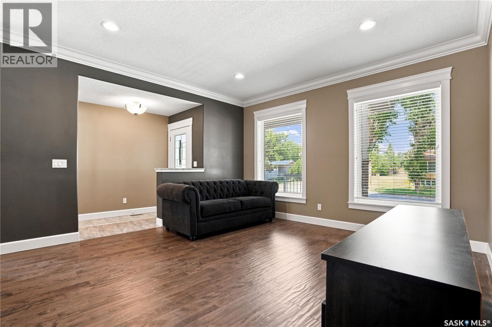 321 110Th Street W, Saskatoon, SK - Indoor Photo Showing Living Room