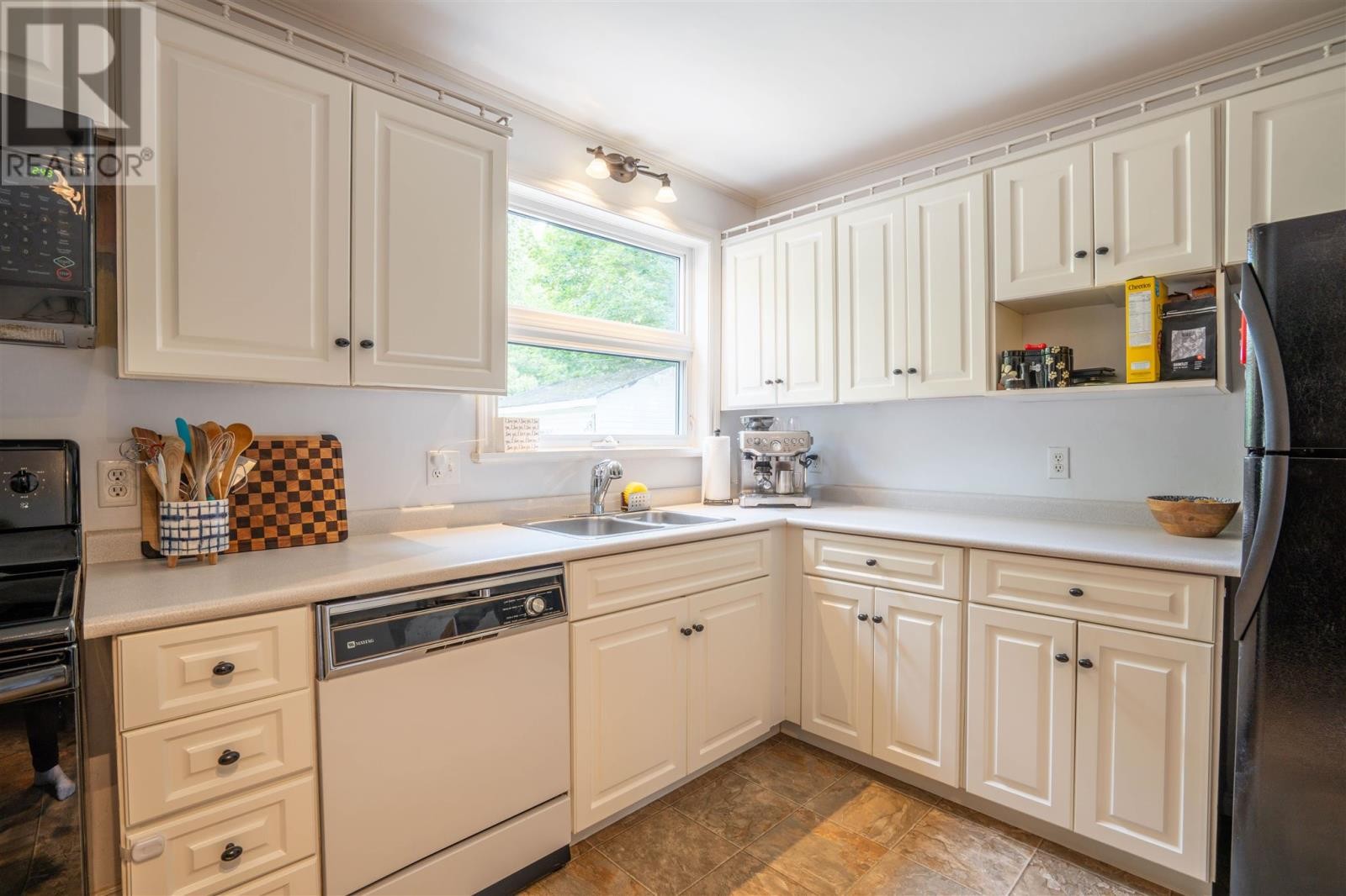 16 Retta St, Sault Ste. Marie, ON - Indoor Photo Showing Kitchen With Double Sink