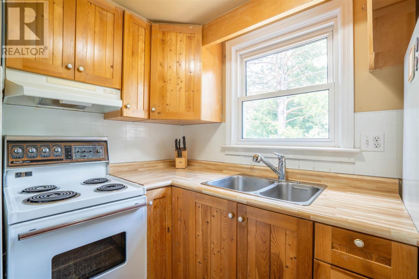 16 Retta St, Sault Ste. Marie, ON - Indoor Photo Showing Kitchen With Double Sink