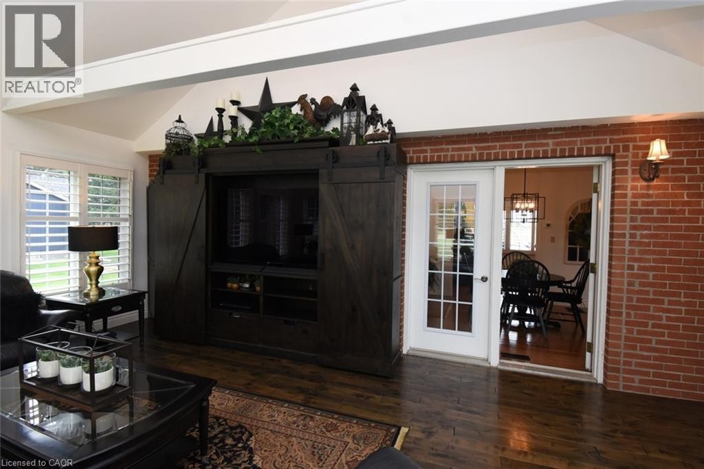 2565 Highway 56, Hamilton, ON - Indoor Photo Showing Living Room