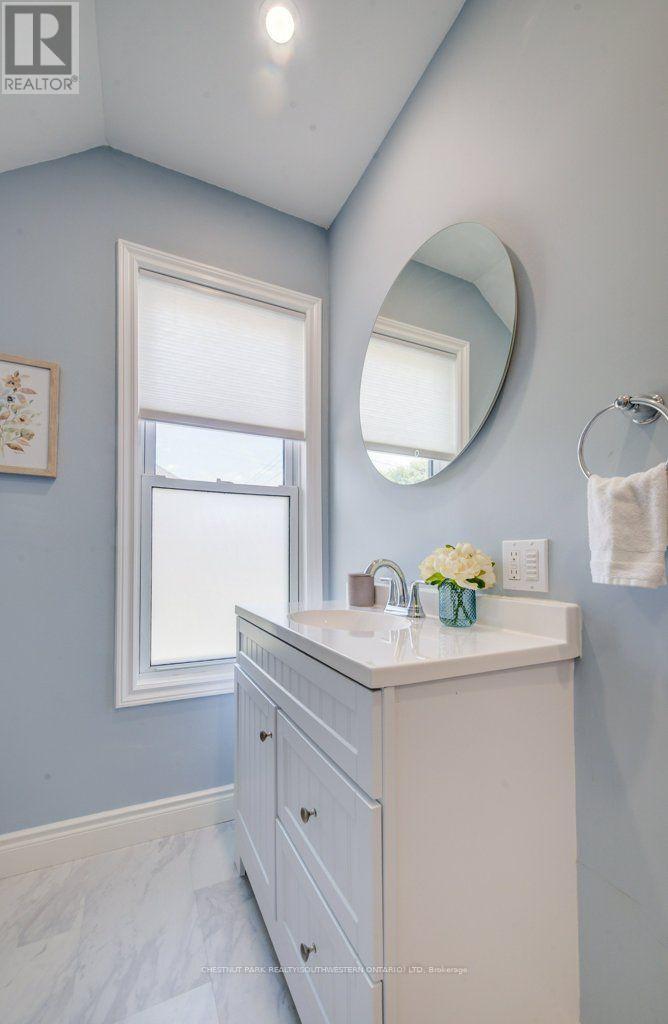 185 Strange Street, Kitchener, ON - Indoor Photo Showing Bathroom