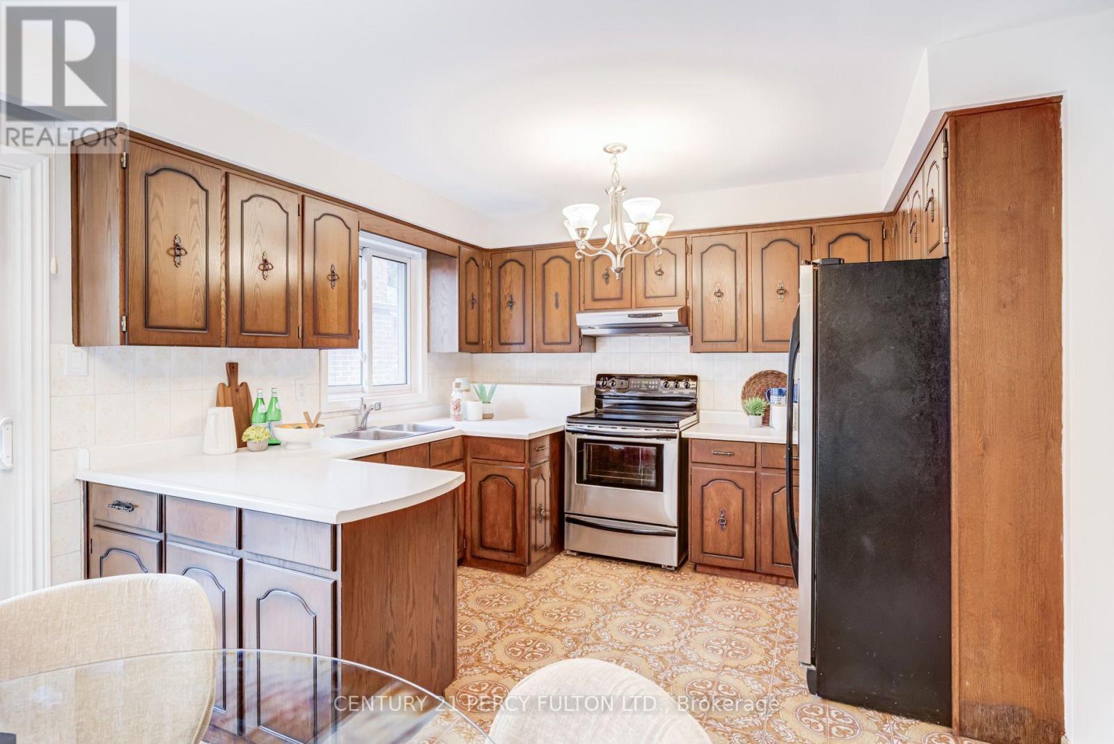 46 Cedar Drive, Toronto, ON - Indoor Photo Showing Kitchen With Double Sink