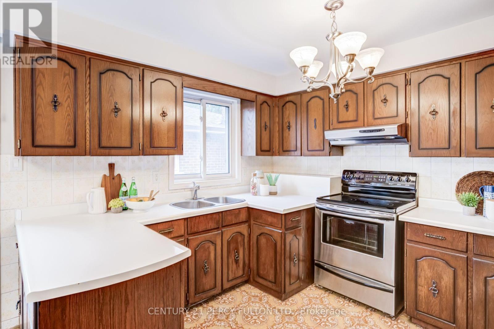46 Cedar Drive, Toronto, ON - Indoor Photo Showing Kitchen With Double Sink