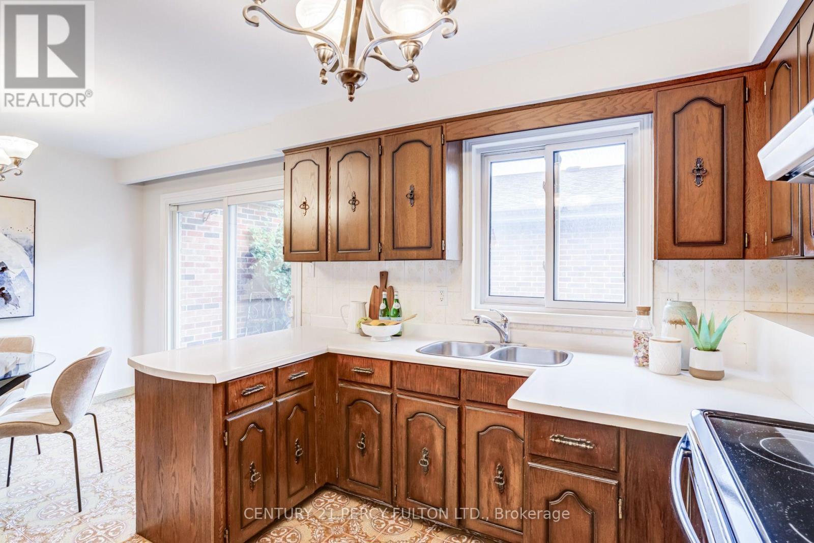 46 Cedar Drive, Toronto, ON - Indoor Photo Showing Kitchen With Double Sink