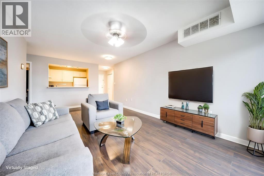 3000 Sandwich Street Unit# 309, Windsor, ON - Indoor Photo Showing Living Room