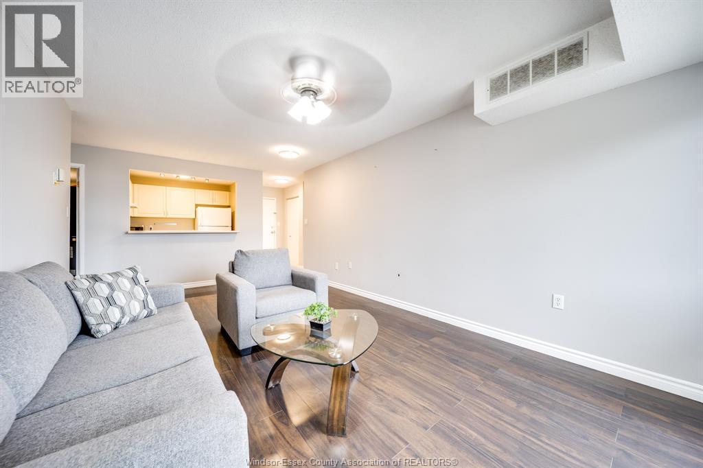 3000 Sandwich Street Unit# 309, Windsor, ON - Indoor Photo Showing Living Room