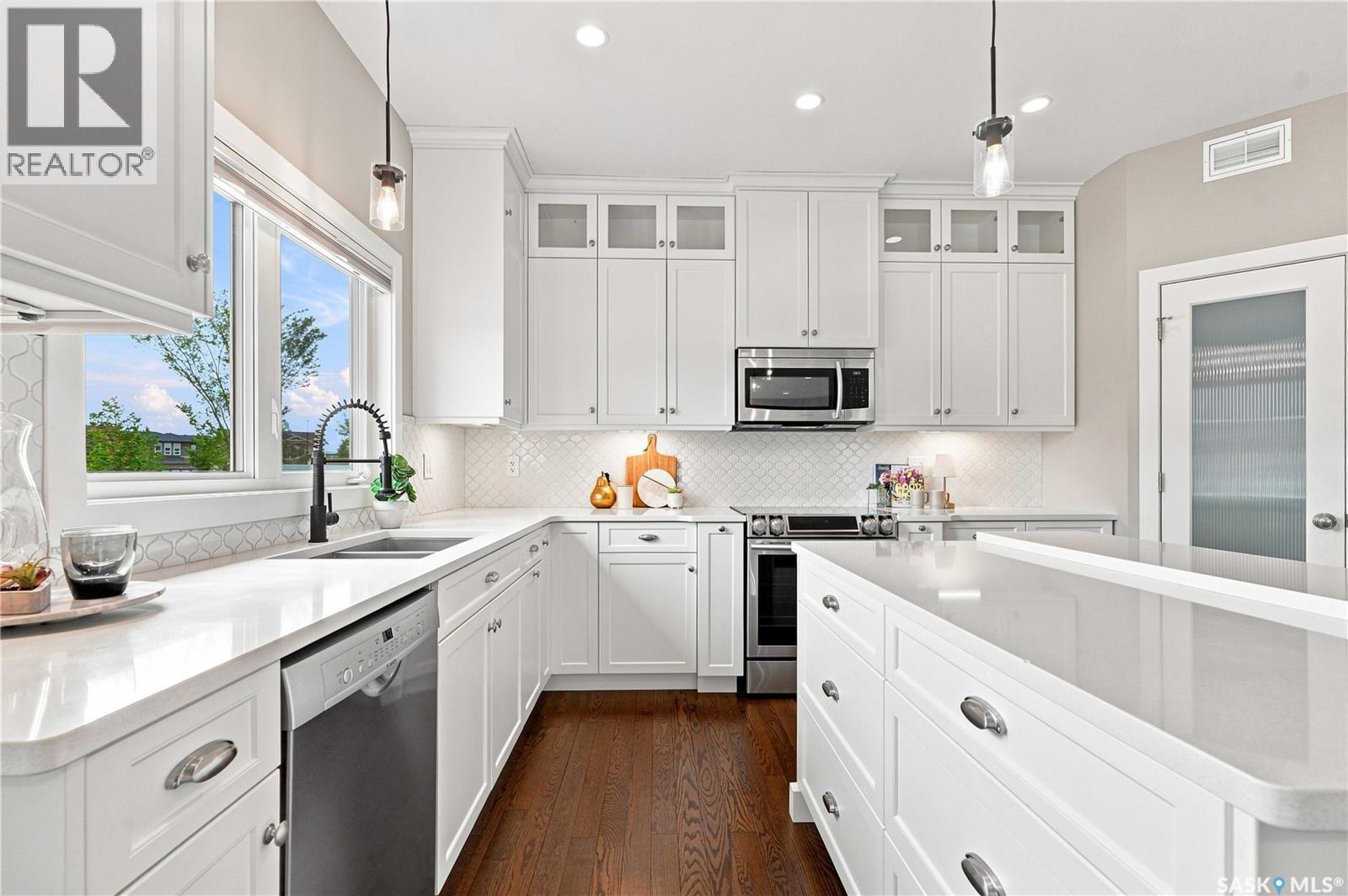 232 Secord Way, Saskatoon, SK - Indoor Photo Showing Kitchen With Double Sink With Upgraded Kitchen