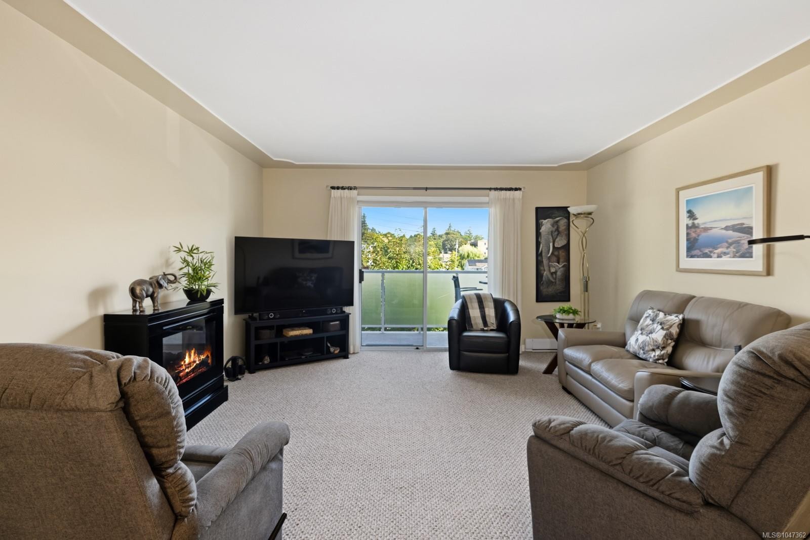 #307-254 First St, Duncan, BC - Indoor Photo Showing Living Room