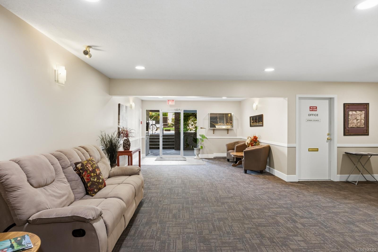 #307-254 First St, Duncan, BC - Indoor Photo Showing Living Room