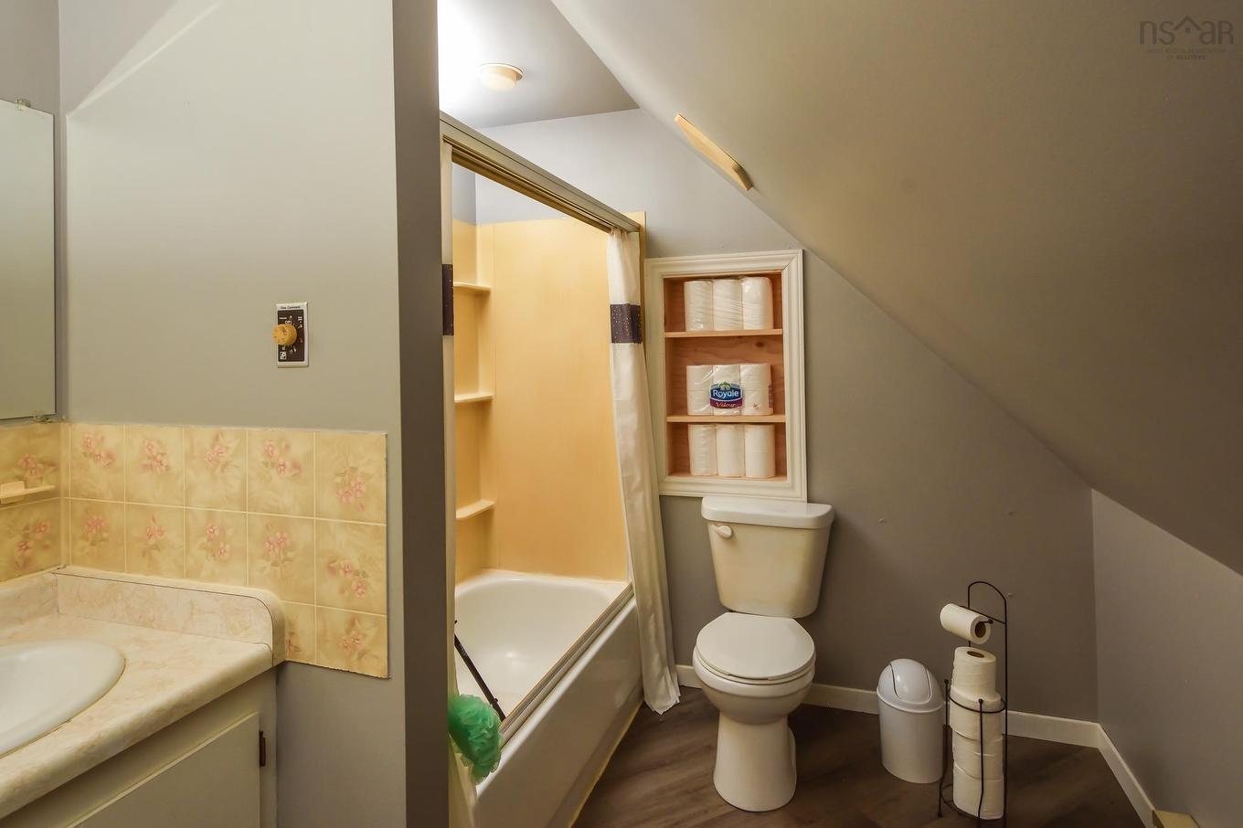 27 Riverview Drive, Bridgewater, NS - Indoor Photo Showing Bathroom