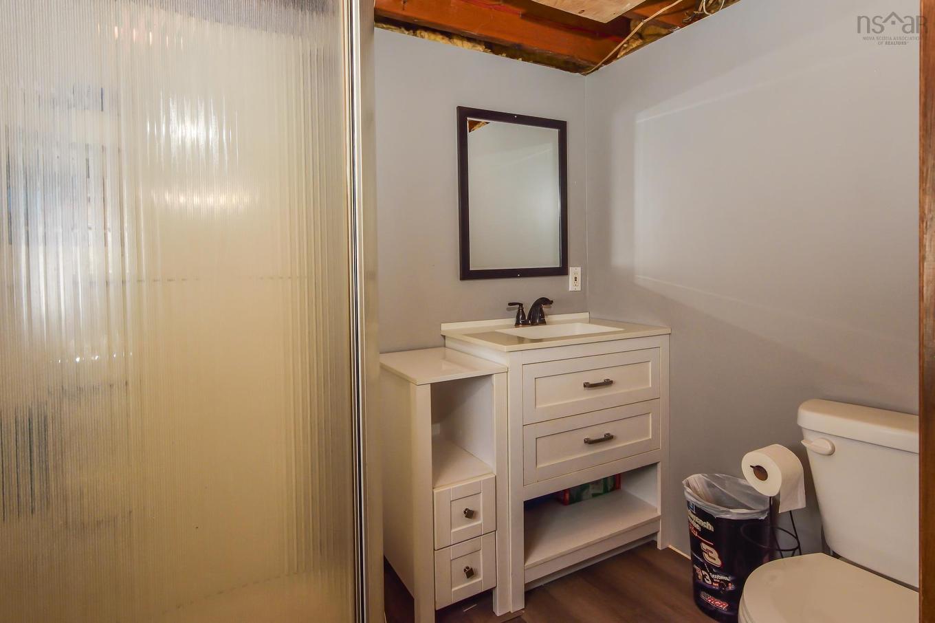 27 Riverview Drive, Bridgewater, NS - Indoor Photo Showing Bathroom