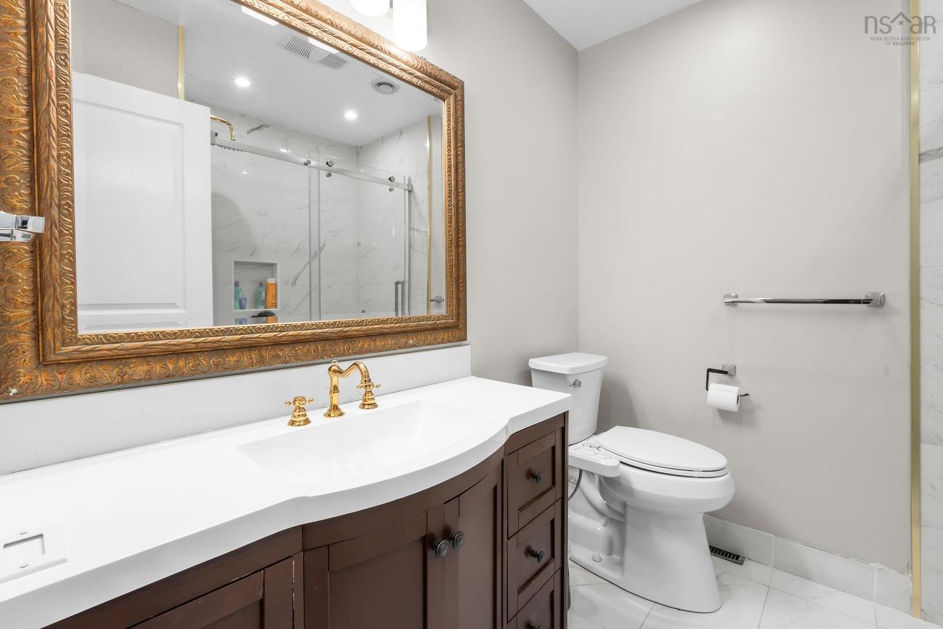 42 Spring Avenue, Dartmouth, NS - Indoor Photo Showing Bathroom
