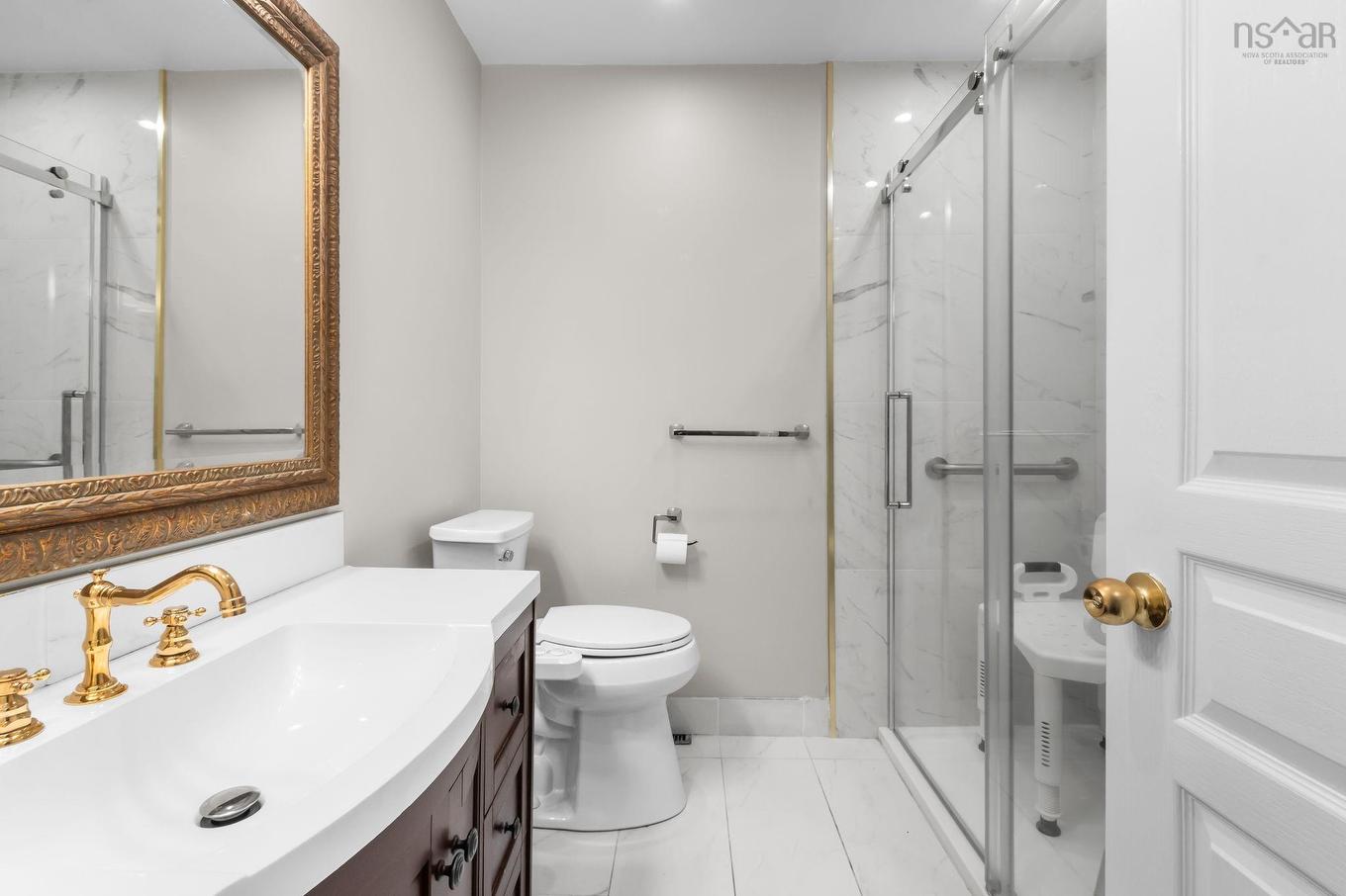 42 Spring Avenue, Dartmouth, NS - Indoor Photo Showing Bathroom