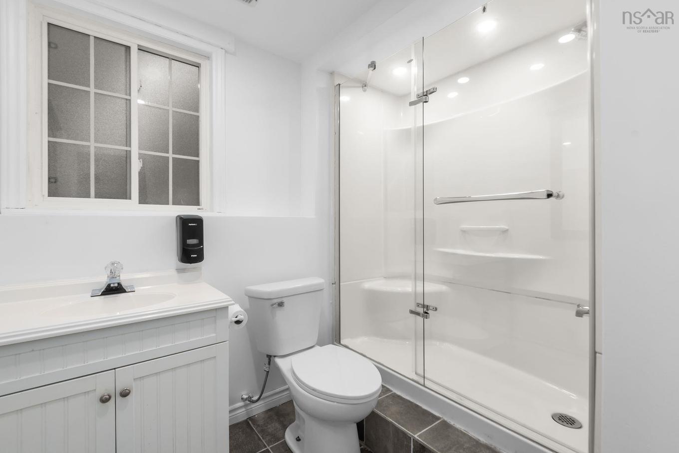42 Spring Avenue, Dartmouth, NS - Indoor Photo Showing Bathroom