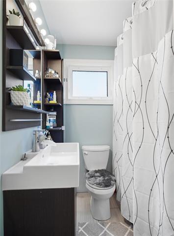 200 Toronto Ave, Selkirk, MB - Indoor Photo Showing Bathroom