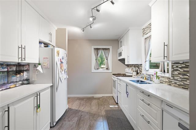 200 Toronto Ave, Selkirk, MB - Indoor Photo Showing Kitchen With Double Sink
