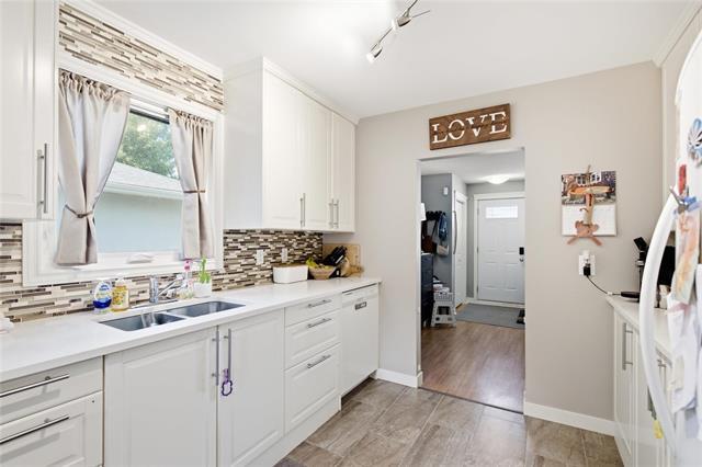 200 Toronto Ave, Selkirk, MB - Indoor Photo Showing Kitchen With Double Sink