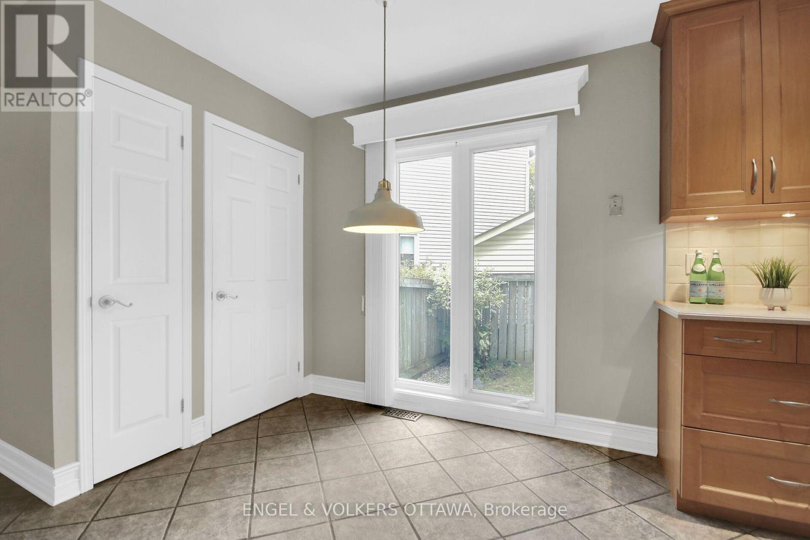 Eat in breakfast area. - 24 Tammela Court, Ottawa, ON