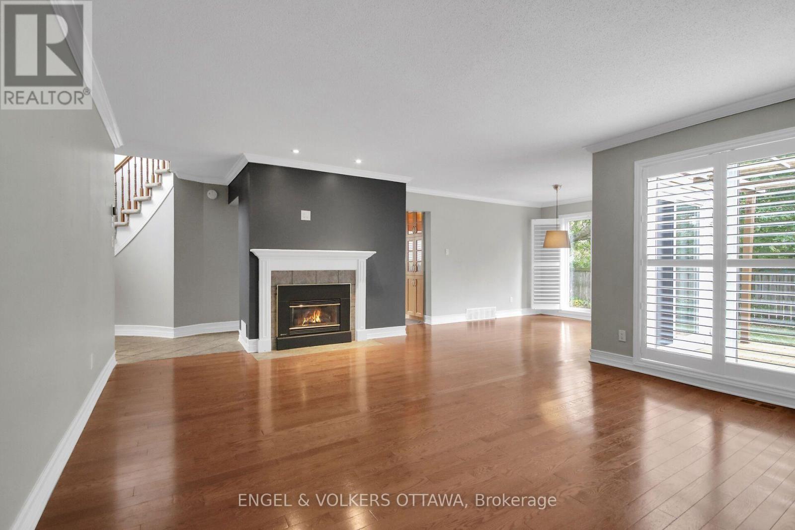 Bright & spacious living room with gas fireplace. - 24 Tammela Court, Ottawa, ON
