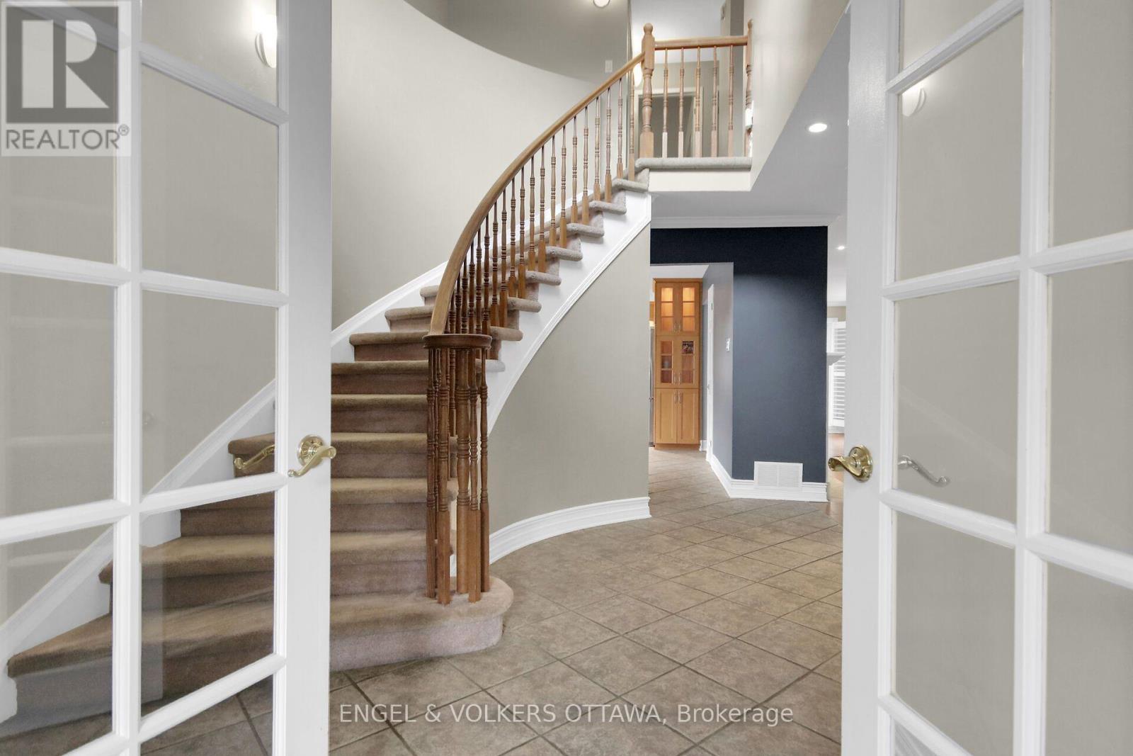 Beautiful entrance. Plenty of room for guests. - 24 Tammela Court, Ottawa, ON