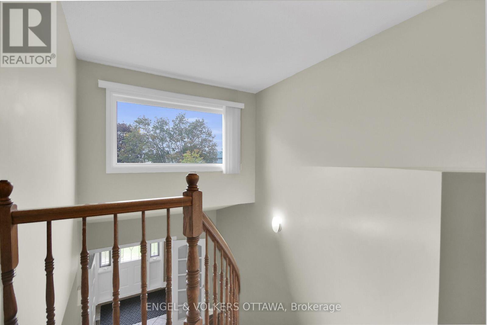 Large windows allowing plenty of sunshine. - 24 Tammela Court, Ottawa, ON