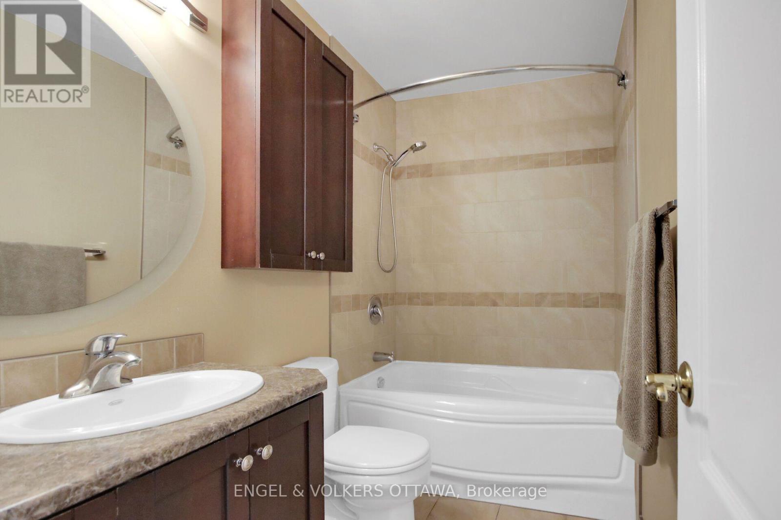 Full bathroom - 24 Tammela Court, Ottawa, ON