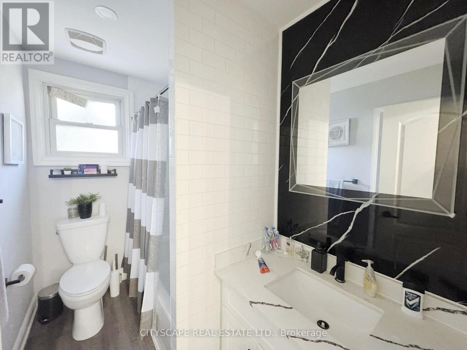 4pc semi-ensuite to Primary Bedroom - 205 Bonaventure Drive, Hamilton, ON