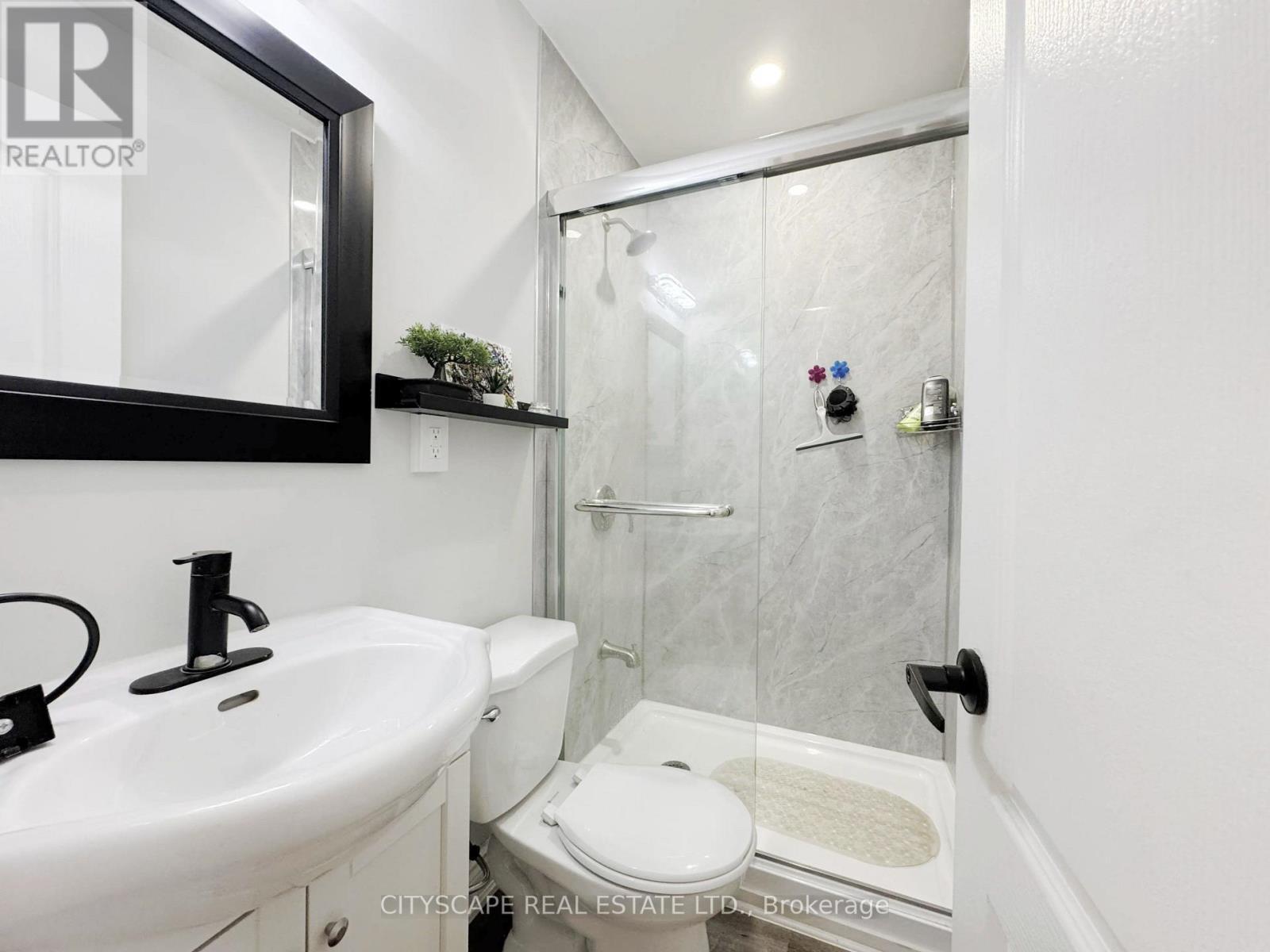 3pc Main Bathroom - 205 Bonaventure Drive, Hamilton, ON