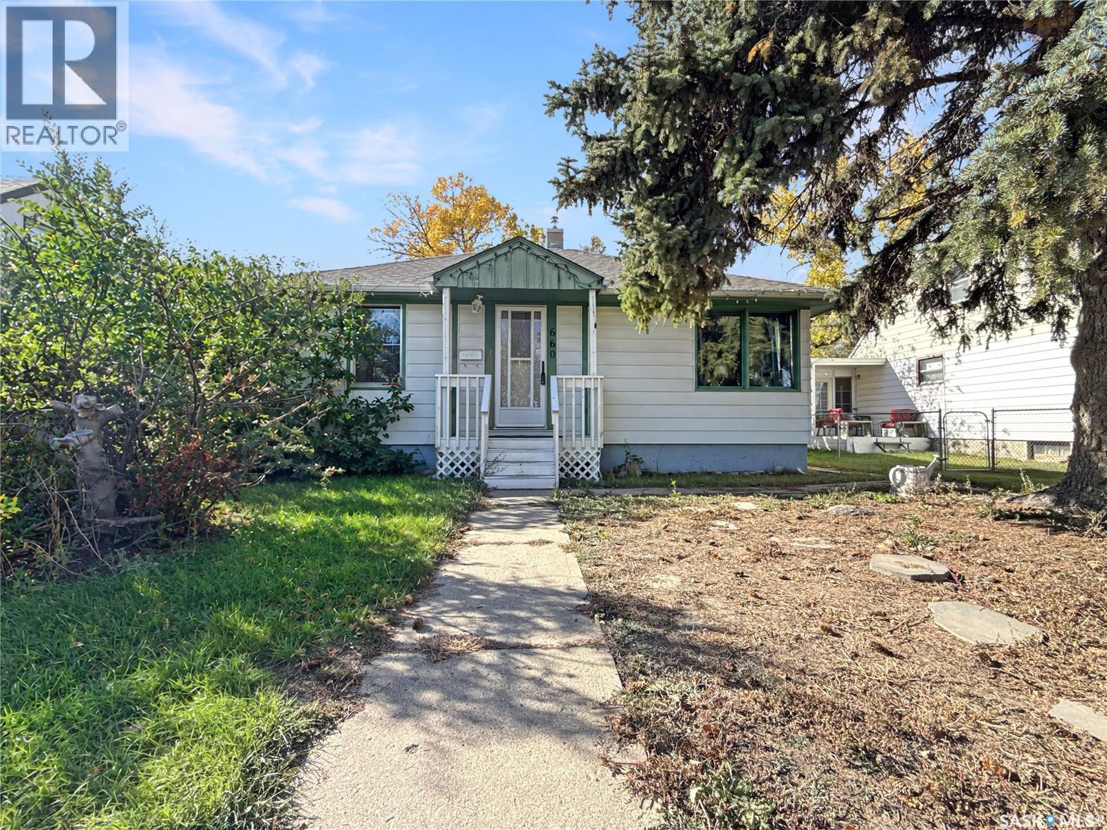 660 3Rd Avenue Ne, Swift Current, SK
