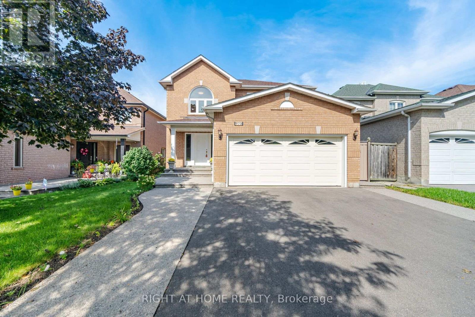 front / garage can fit 2 garage cars ,4 on drivewa - 975 Mantle Crescent, Mississauga, ON